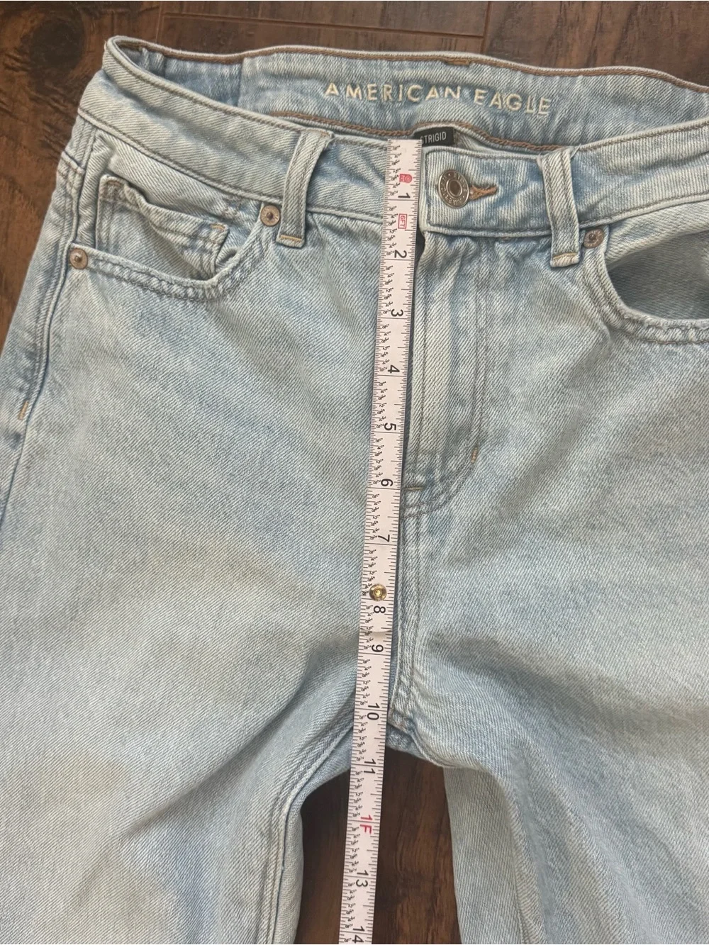 American Eagle Size 4 Lightwash Strigid Mom Jeans